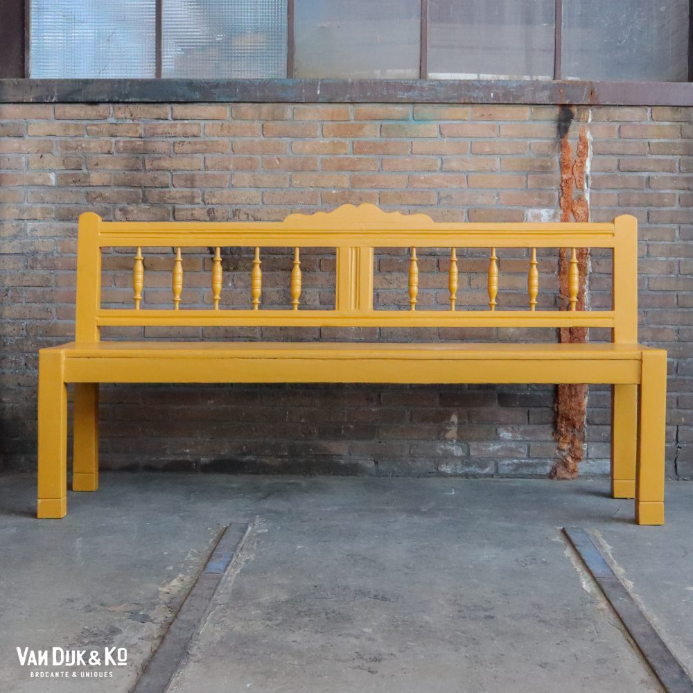 Okergele houten bank