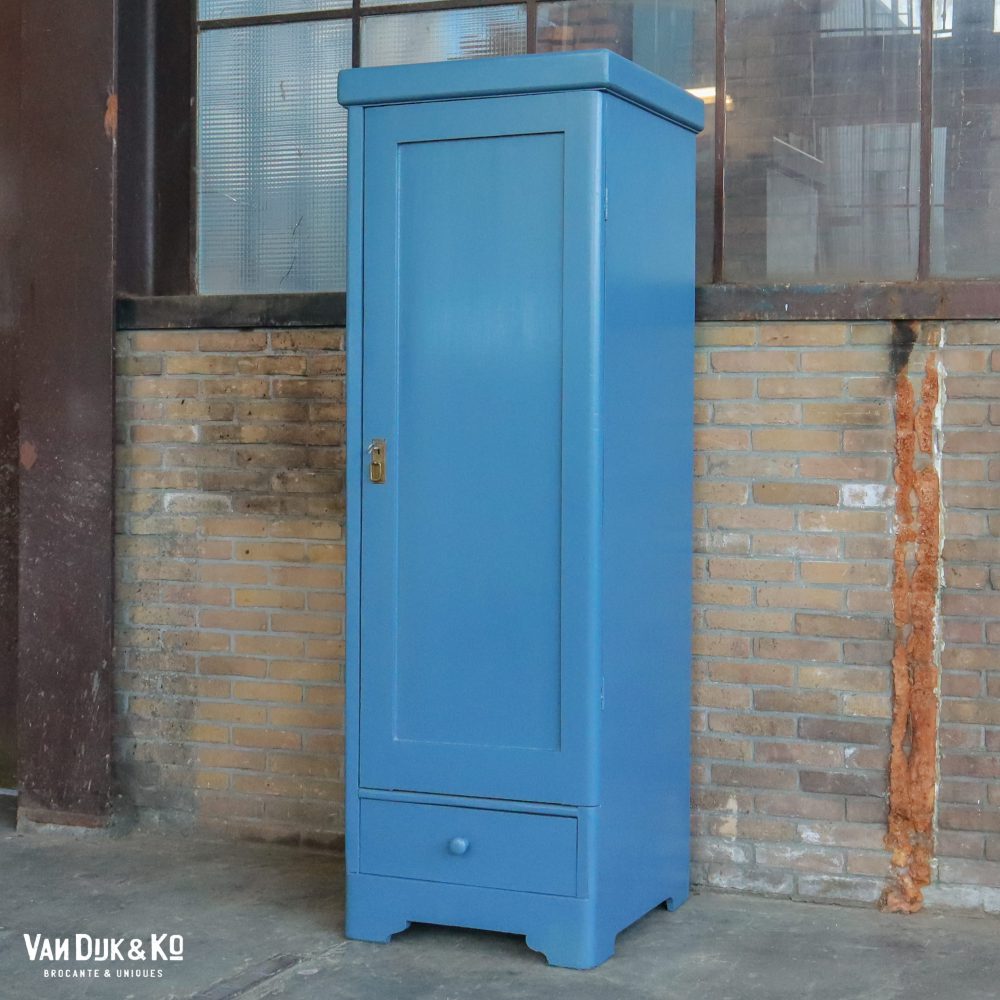 Blauwe eendeurs linnenkast