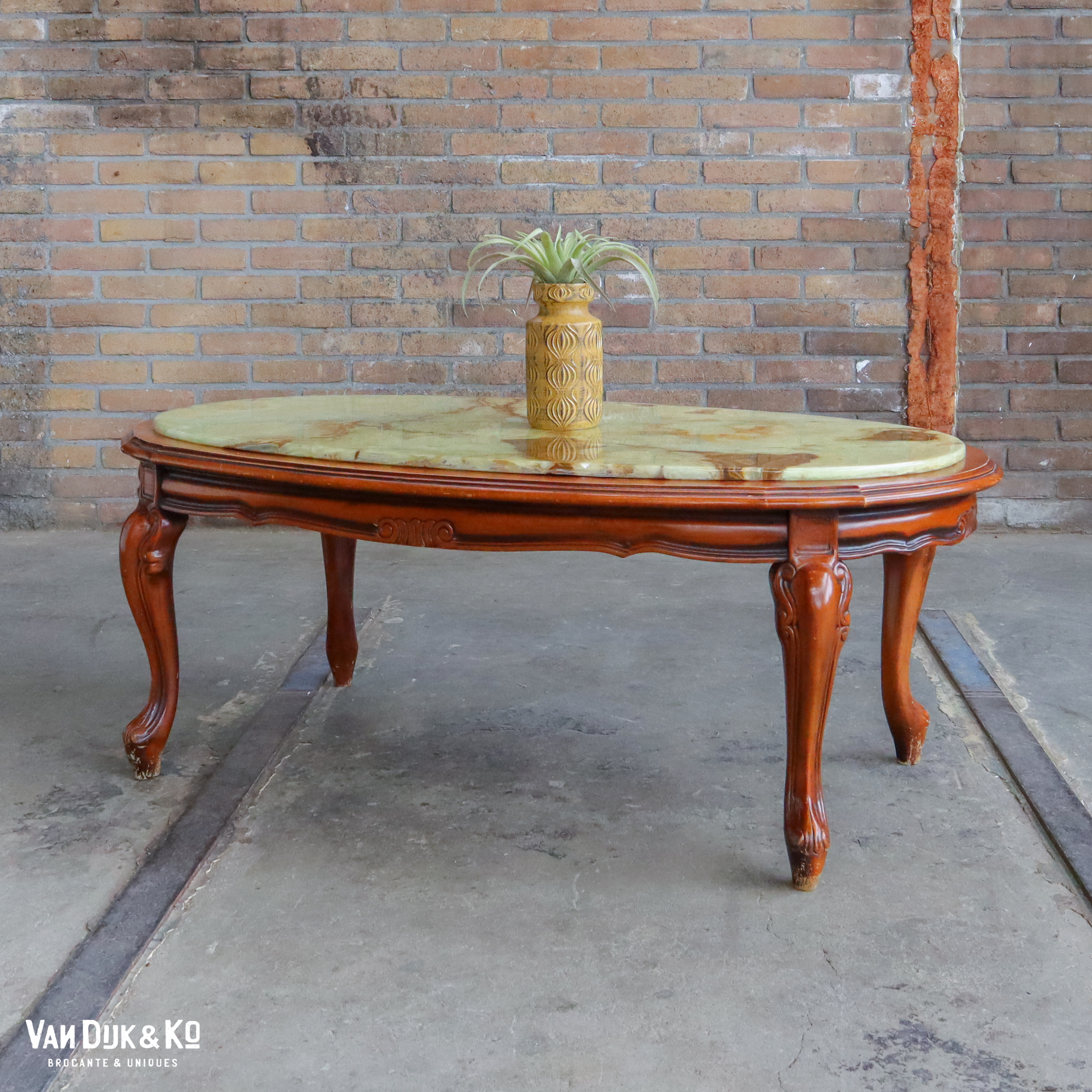 Houten salontafel met marmeren blad