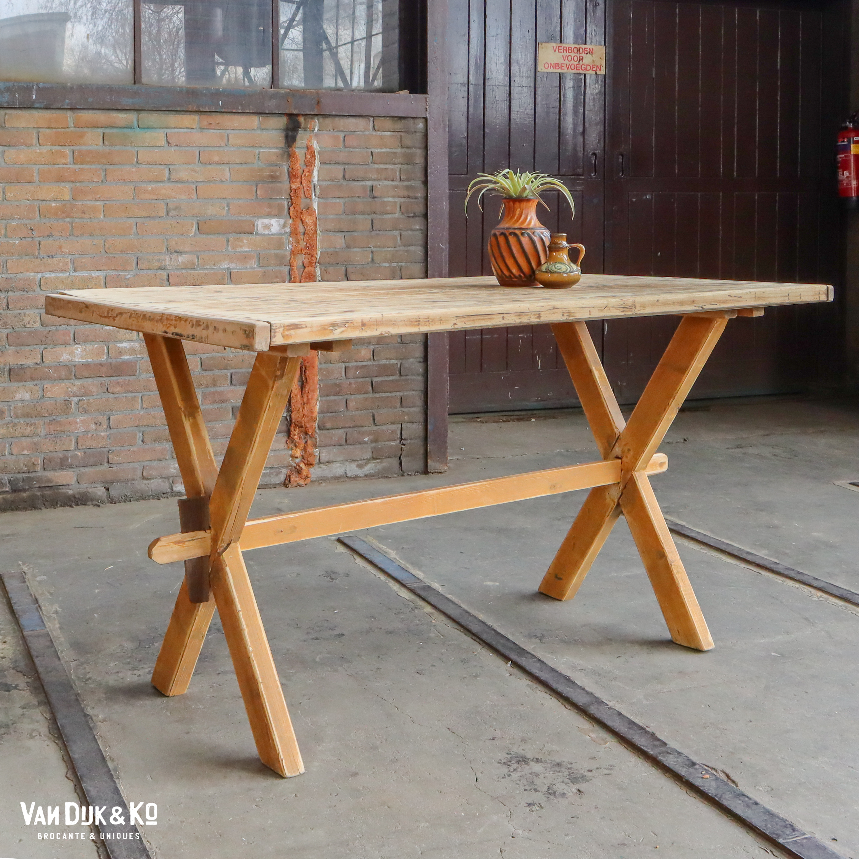 Houten kruispoot werktafel