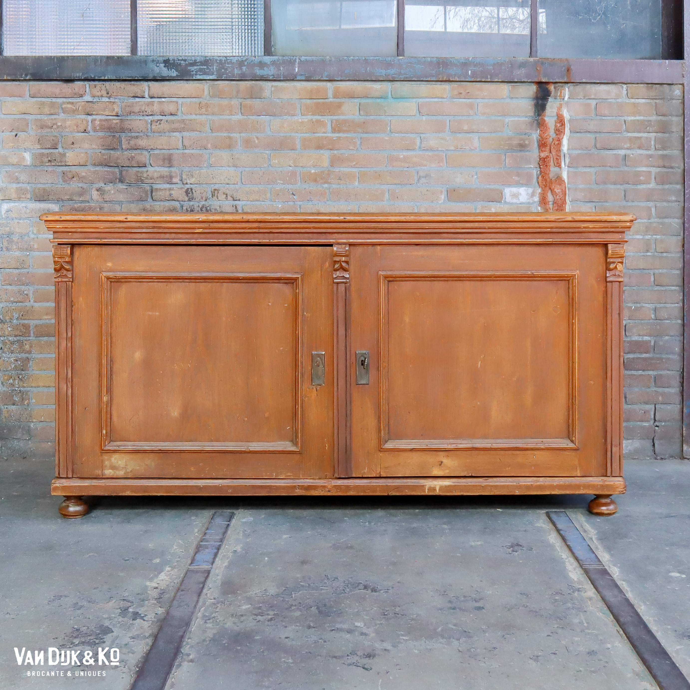 Robuust houten dressoir