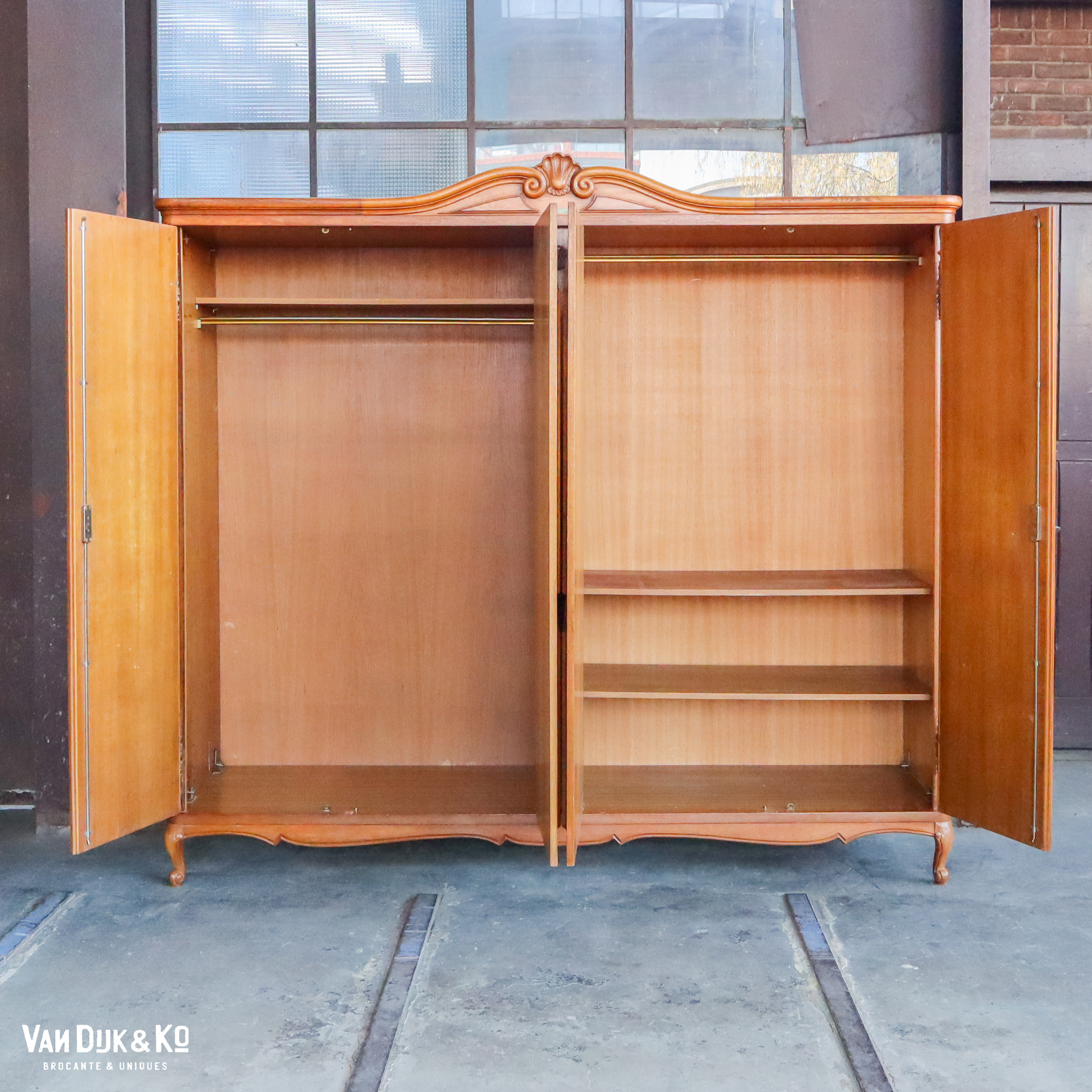 Vierdeurs vintage kledingkast - Afbeelding 3