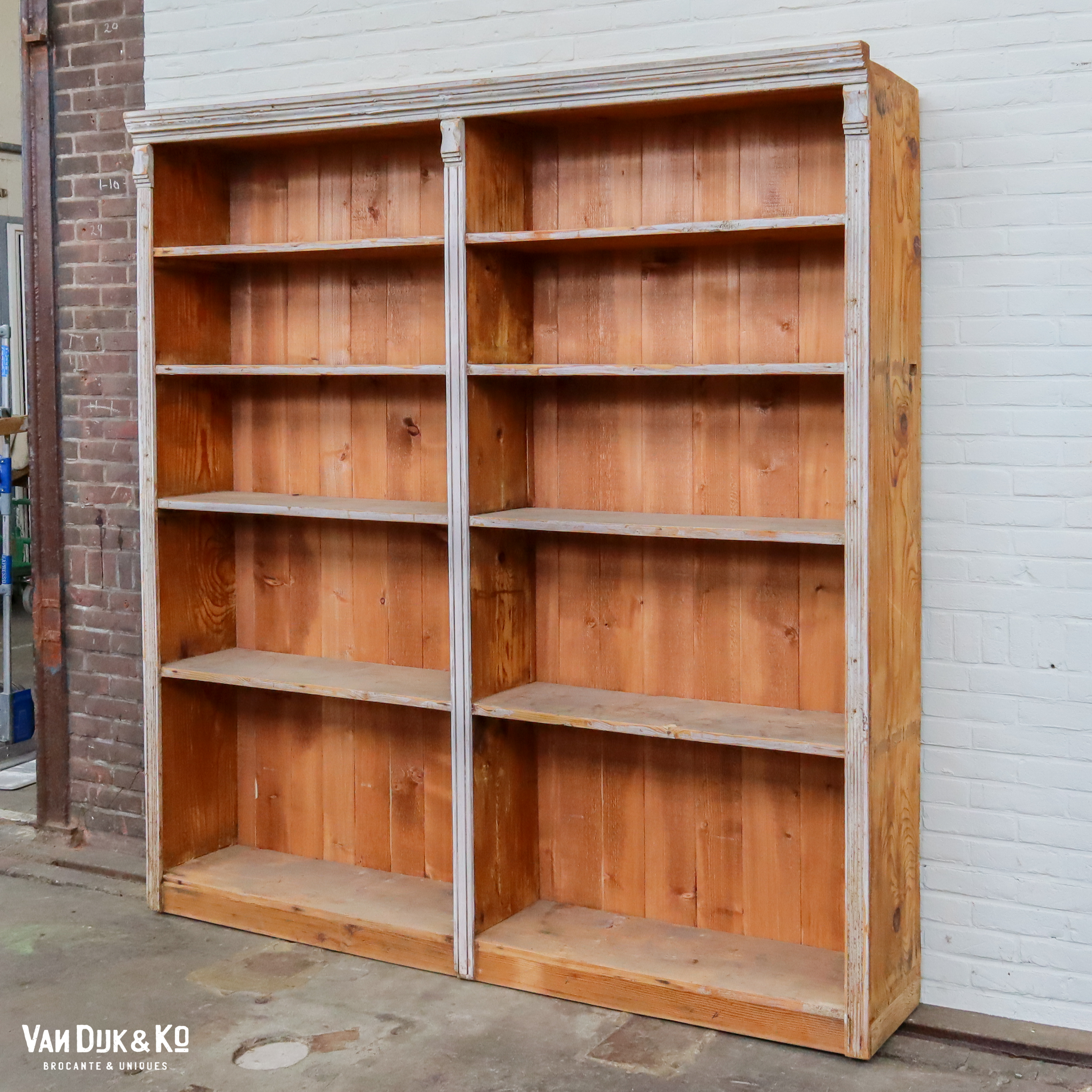 Brocante open boekenkast