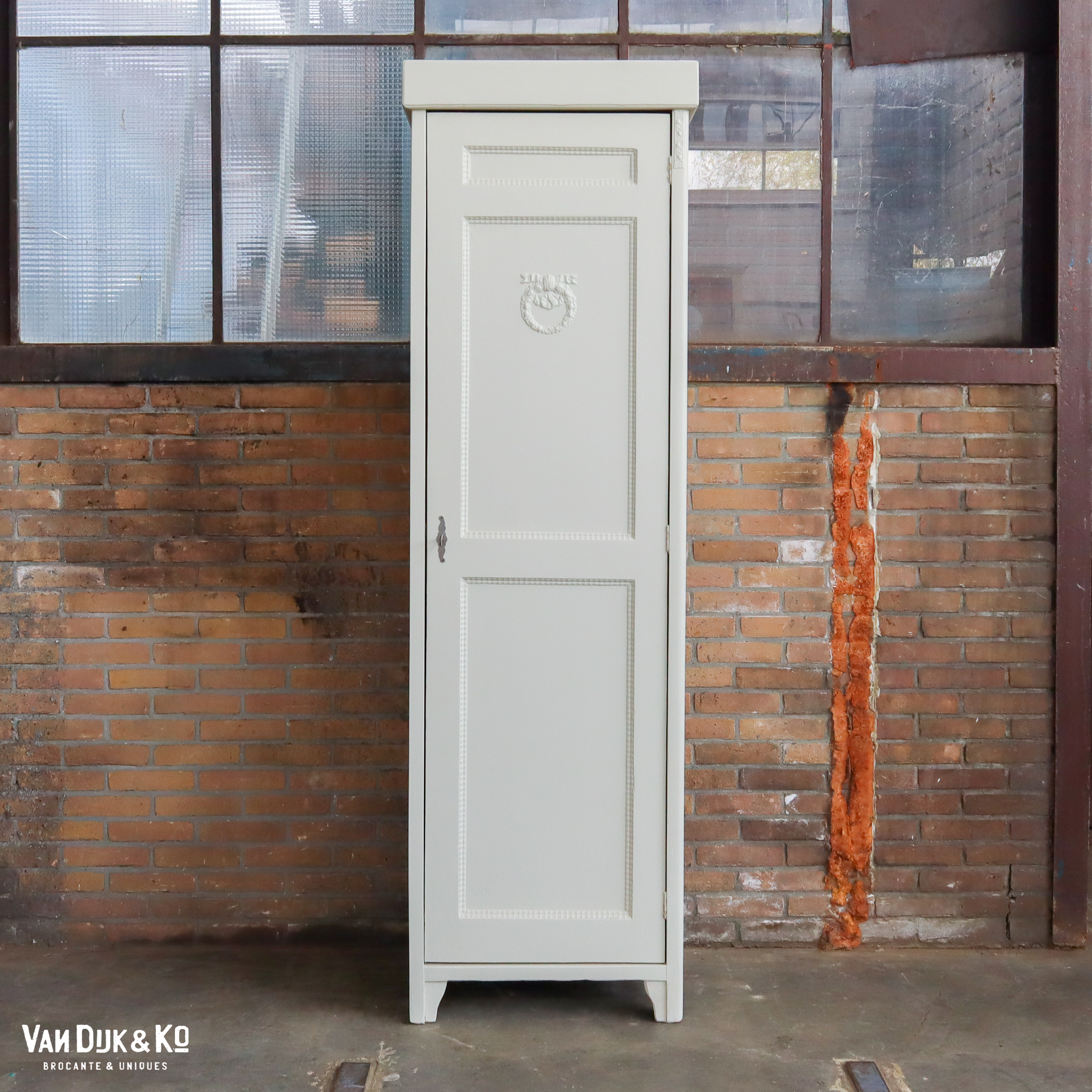 Witte eendeurs kast