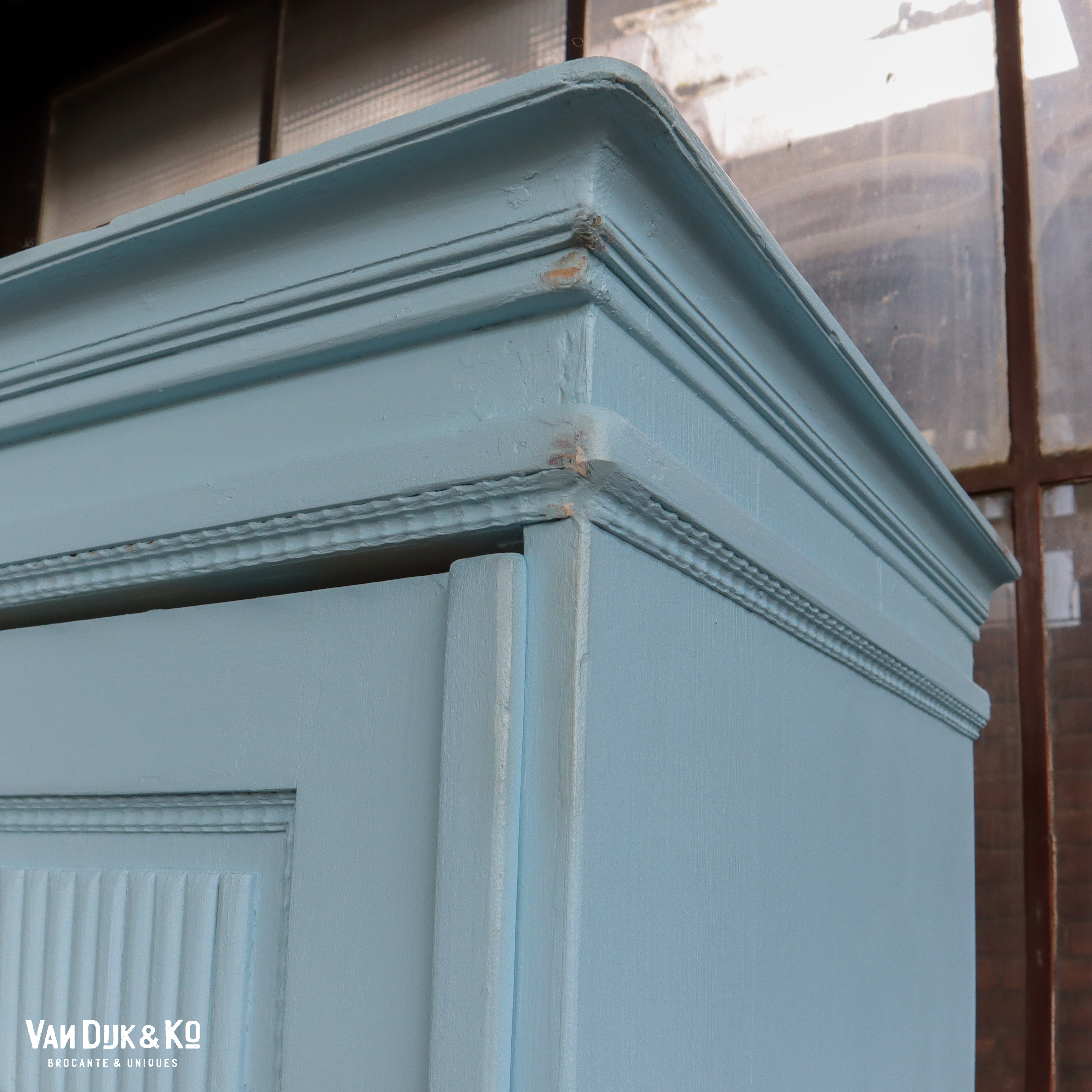 Blauwe eendeurs vitrinekast - Afbeelding 5
