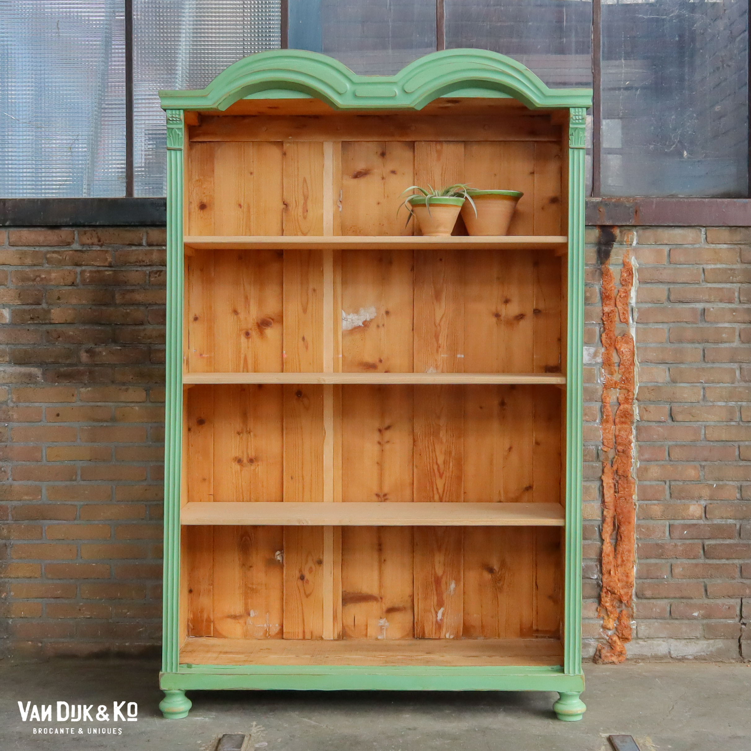 Brocante groene boekenkast