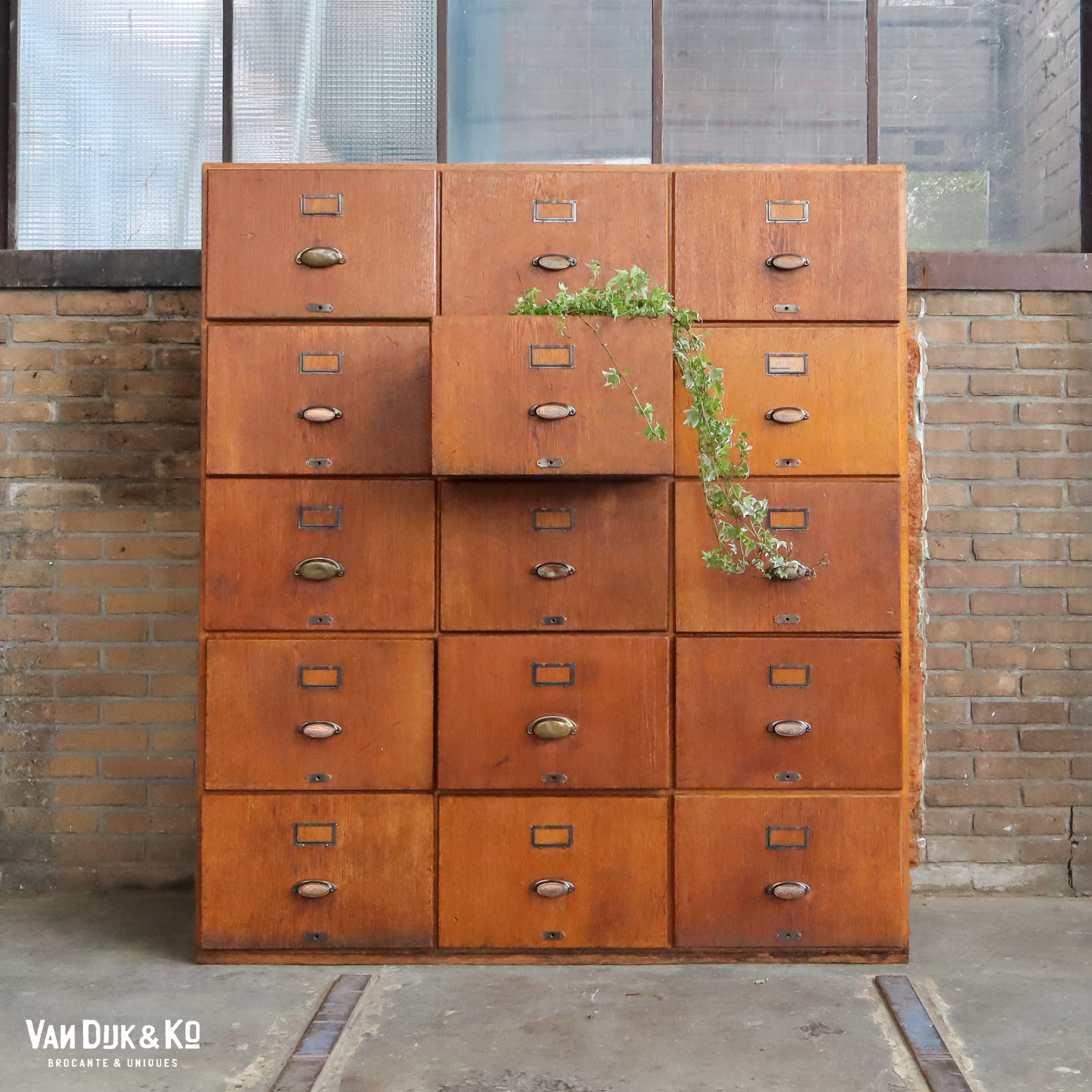 vintage houten archiefkast