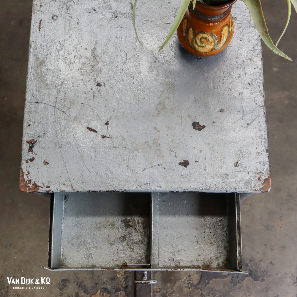 Vintage metalen nachtkastjes - Afbeelding 8