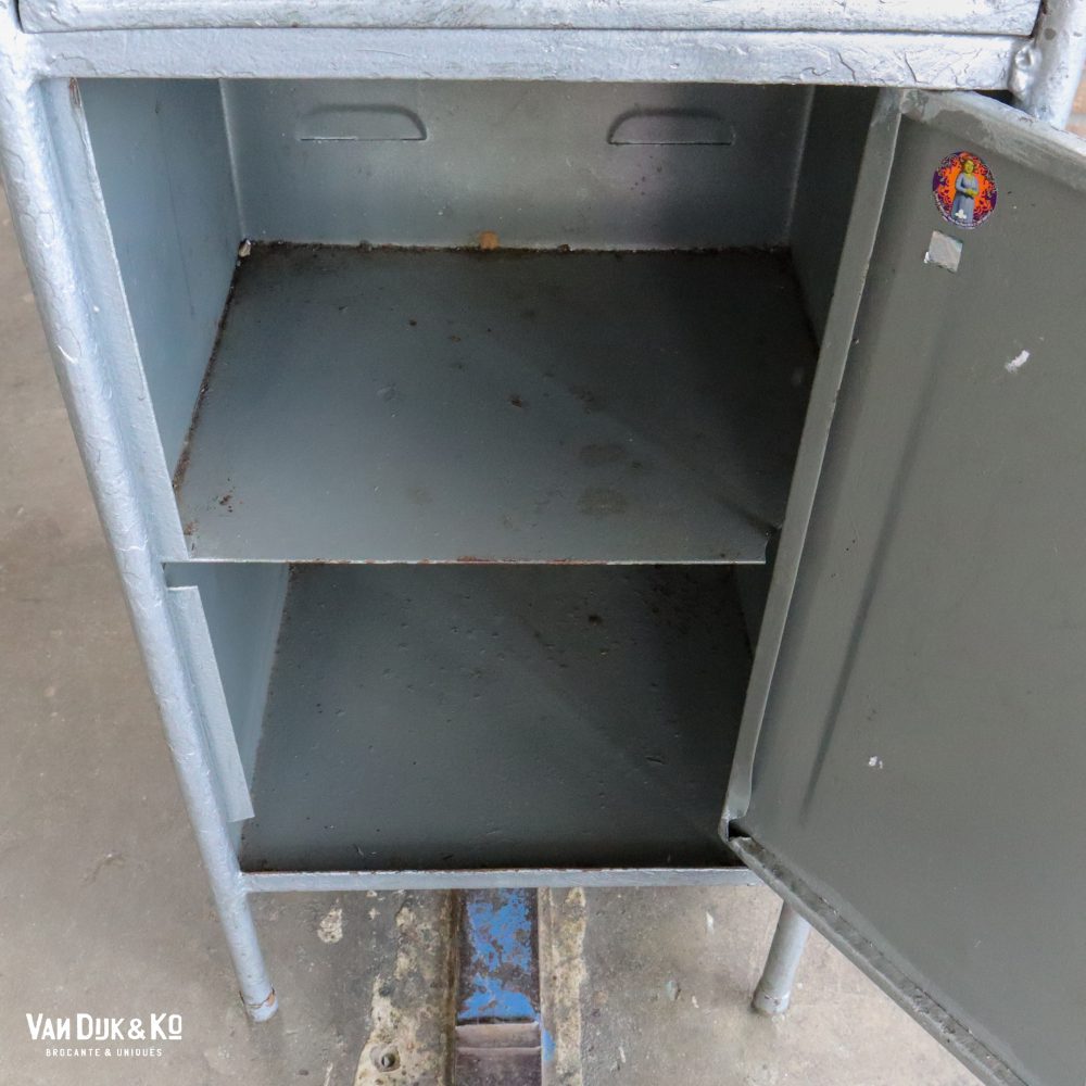 Vintage metalen nachtkastjes - Afbeelding 11