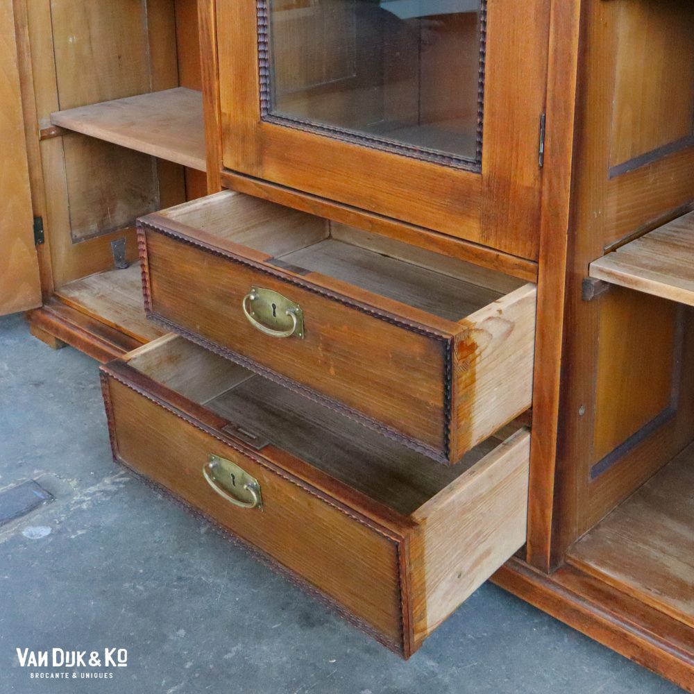 Brocante driedeurs vitrinekast - Afbeelding 4