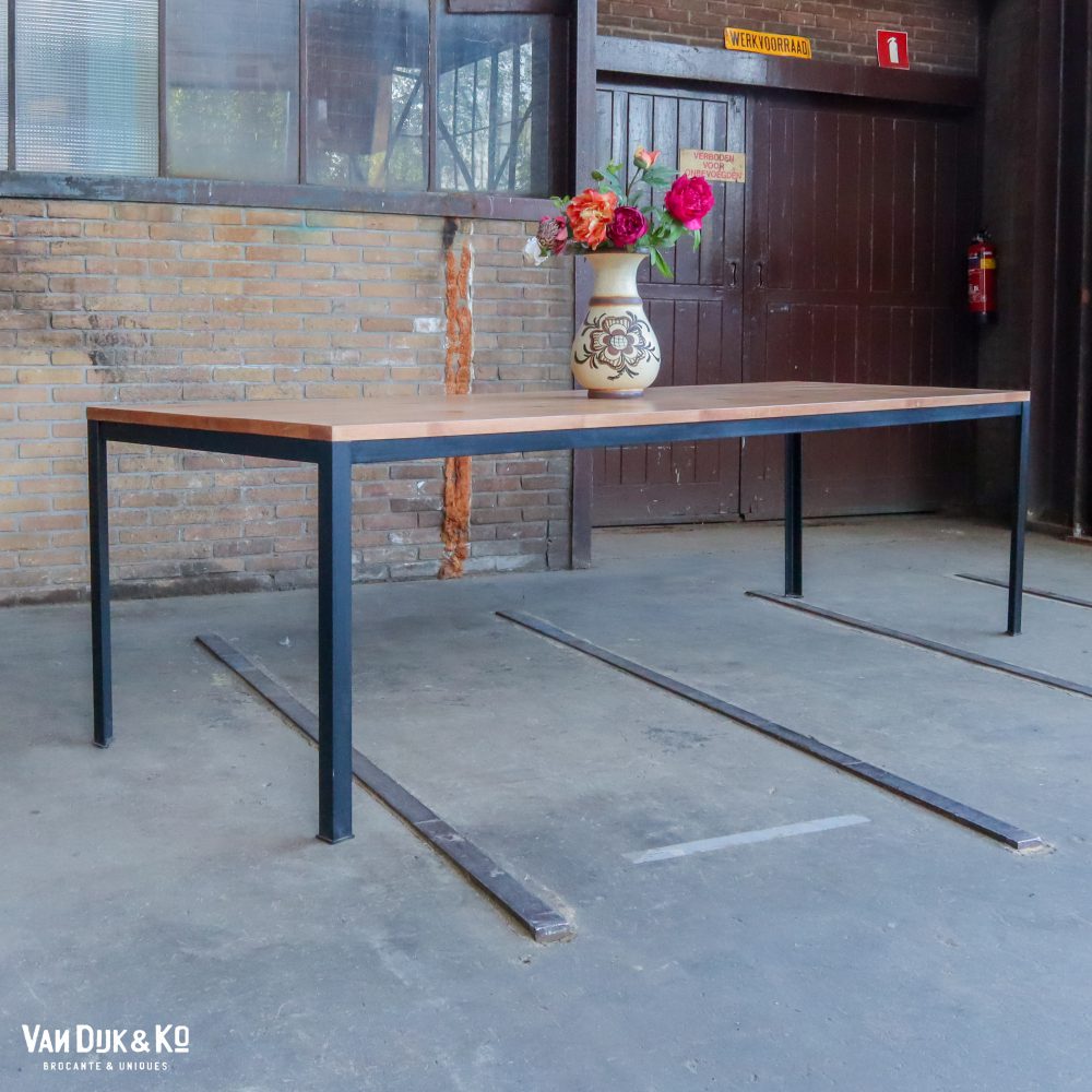 Tafel met zwart metalen frame