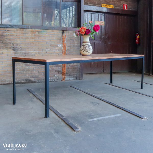 Tafel met zwart metalen frame