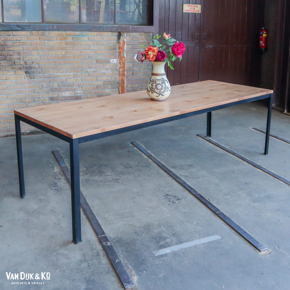 Tafel met zwart metalen frame