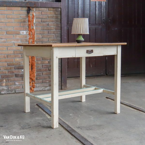 Witte houten tafel