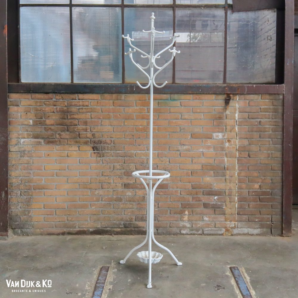 Witte metalen kapstokken