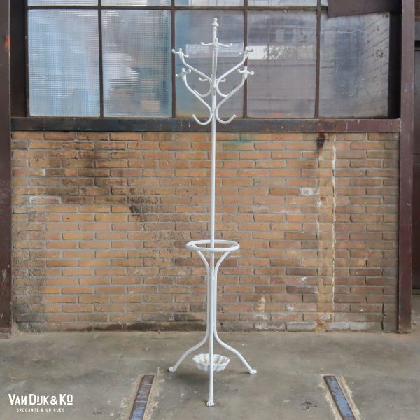 Witte metalen kapstokken