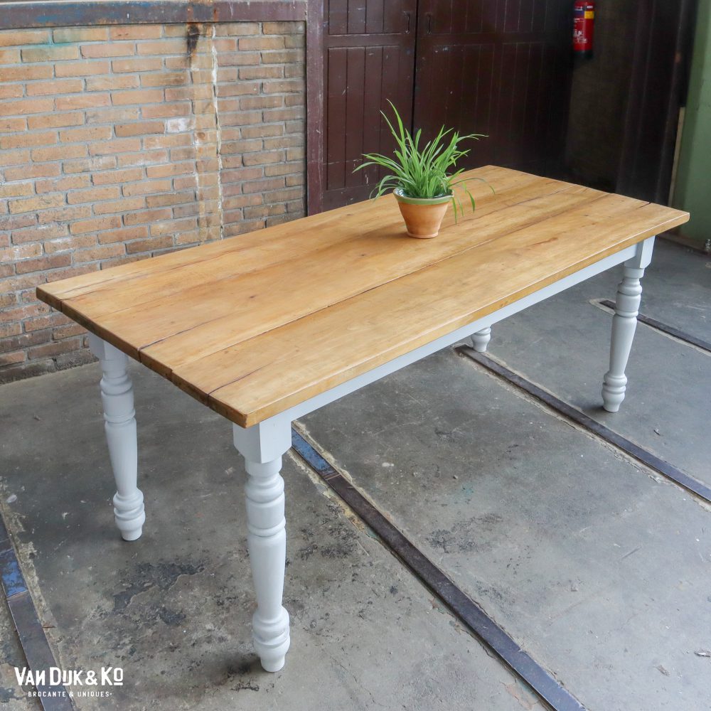 Landelijke houten tafel