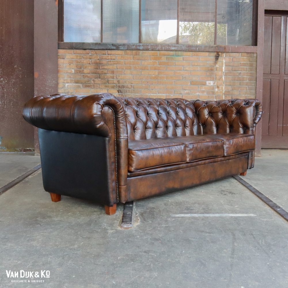 Leren bank met Chesterfield look