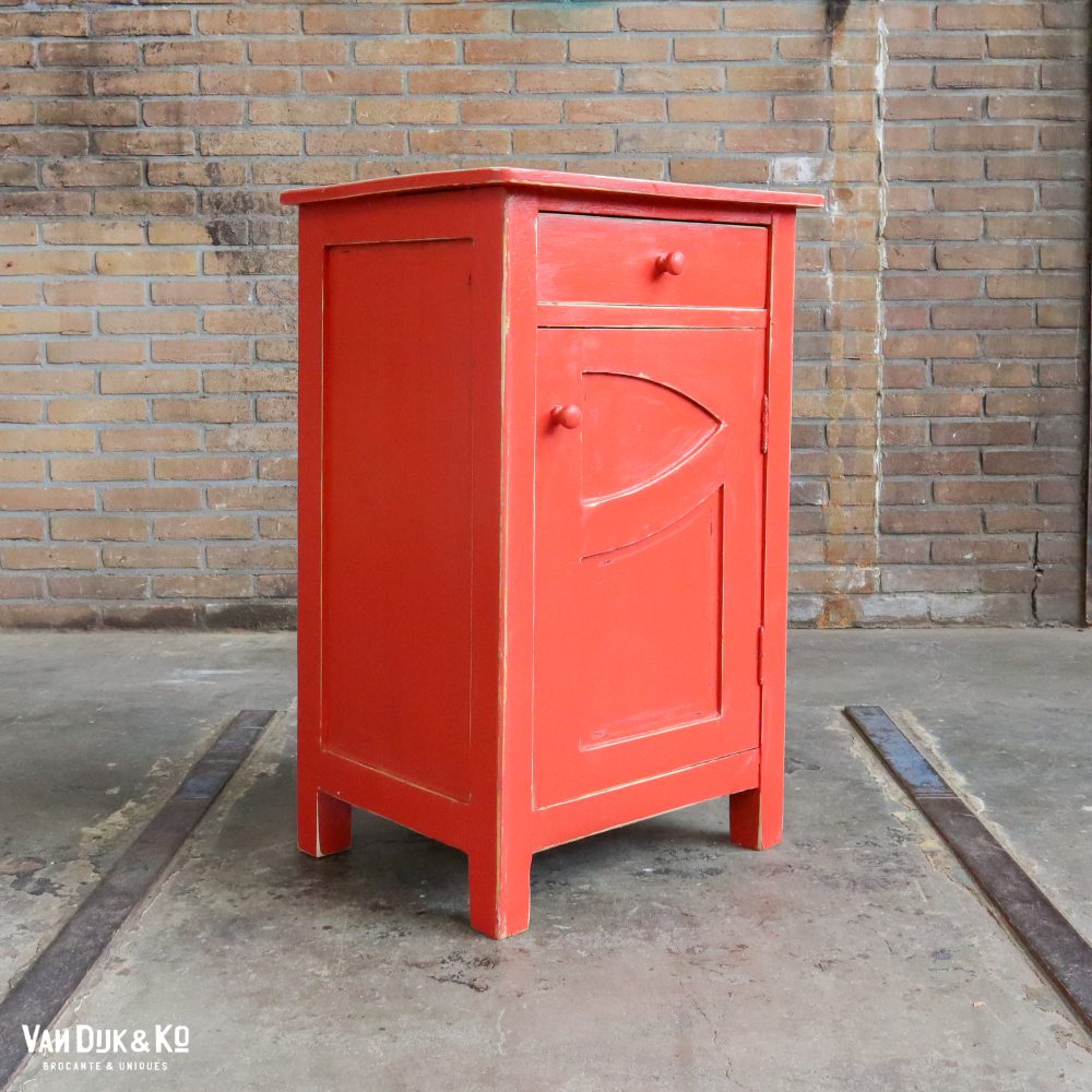 Brocante rood nachtkastje