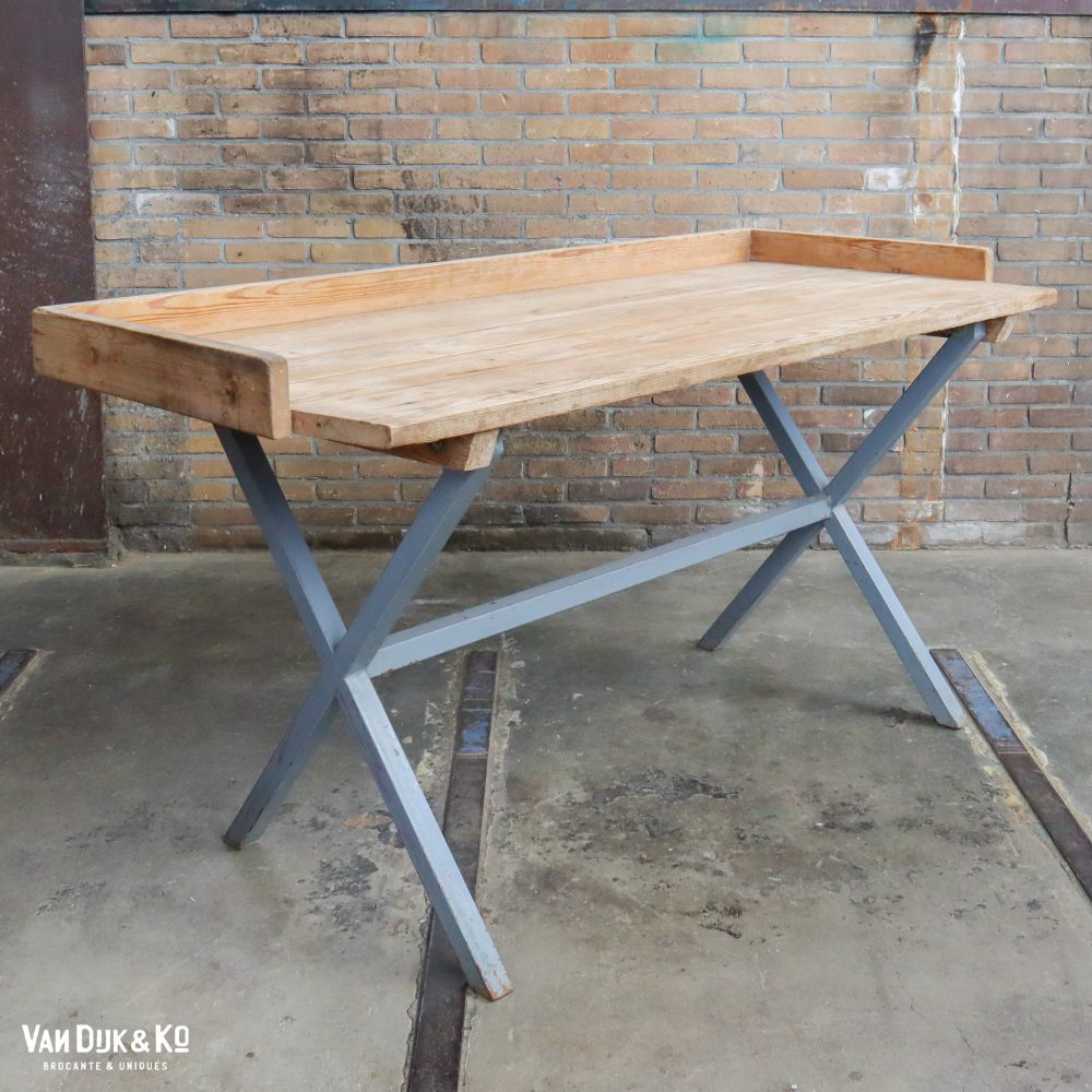 Brocante werktafel met stalen frame - Afbeelding 3