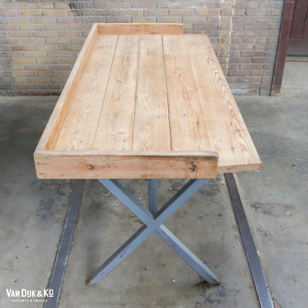 Brocante werktafel met stalen frame - Afbeelding 4