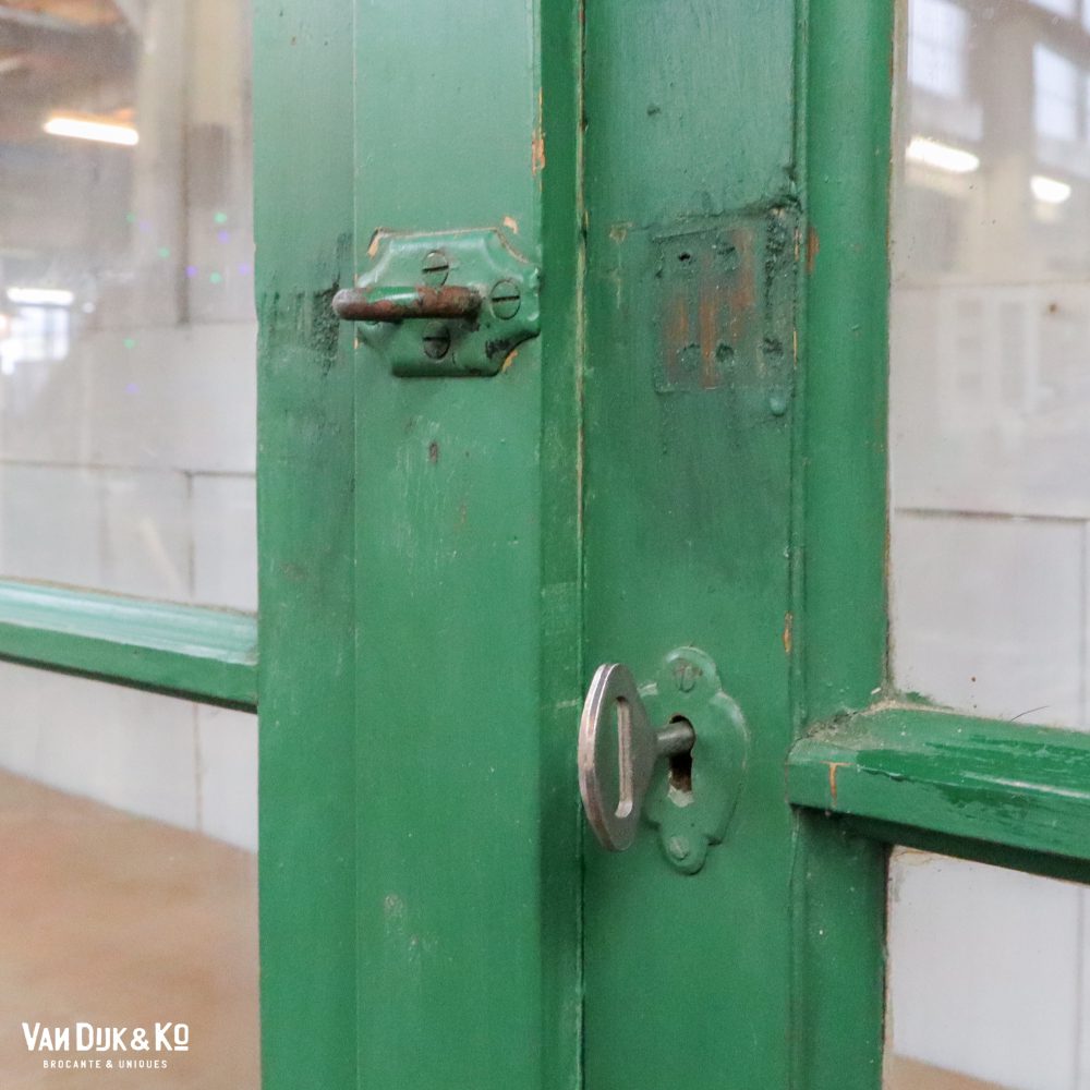 Hoge groene vitrinekast - Afbeelding 8
