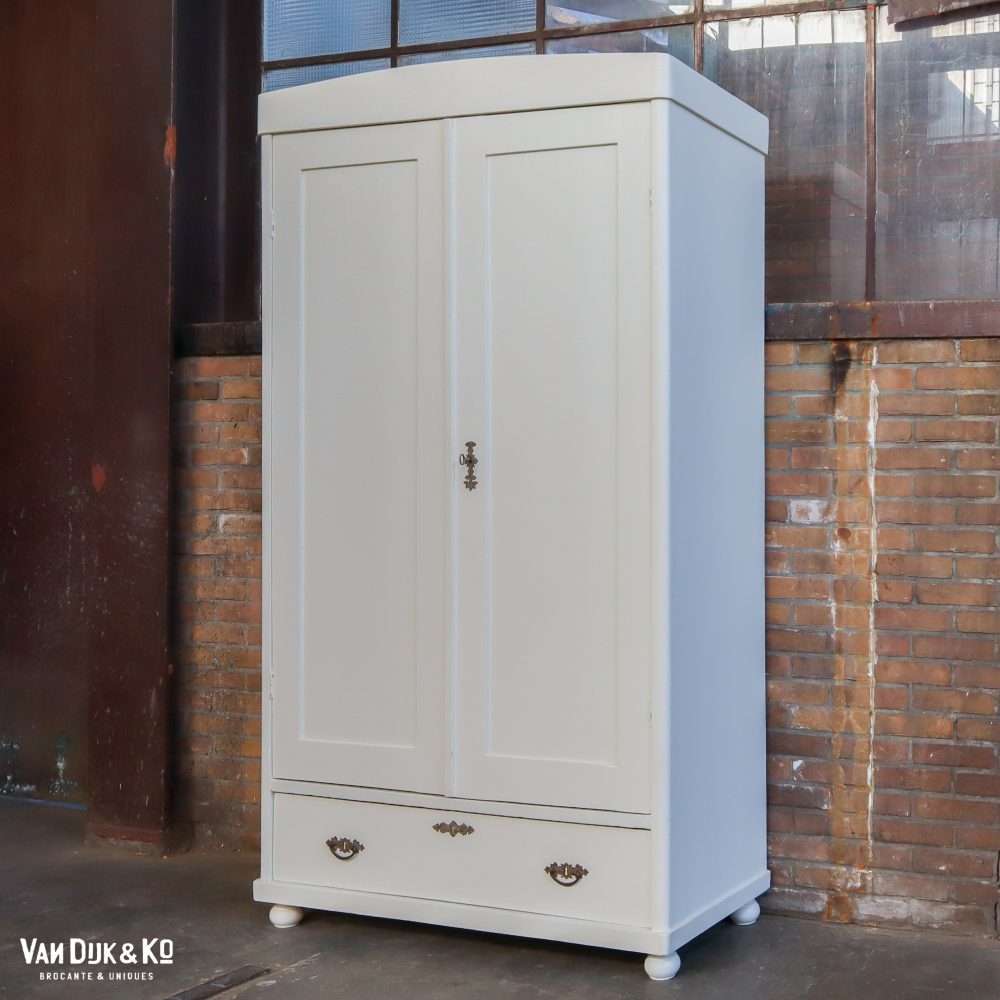 Witte linnenkast
