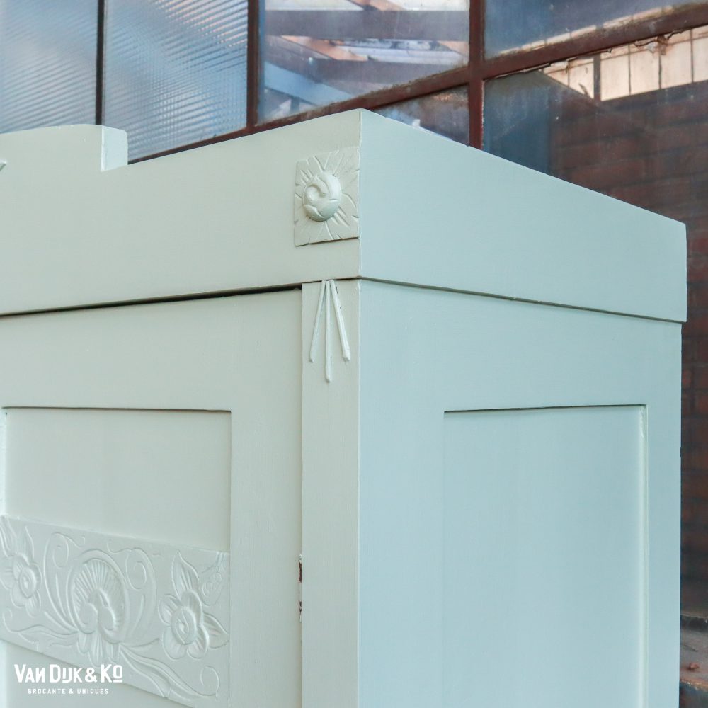 Mintgroene linnenkast met bloemen - Afbeelding 5