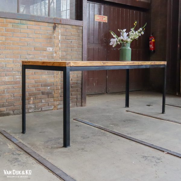 Tafel met zwart metalen frame