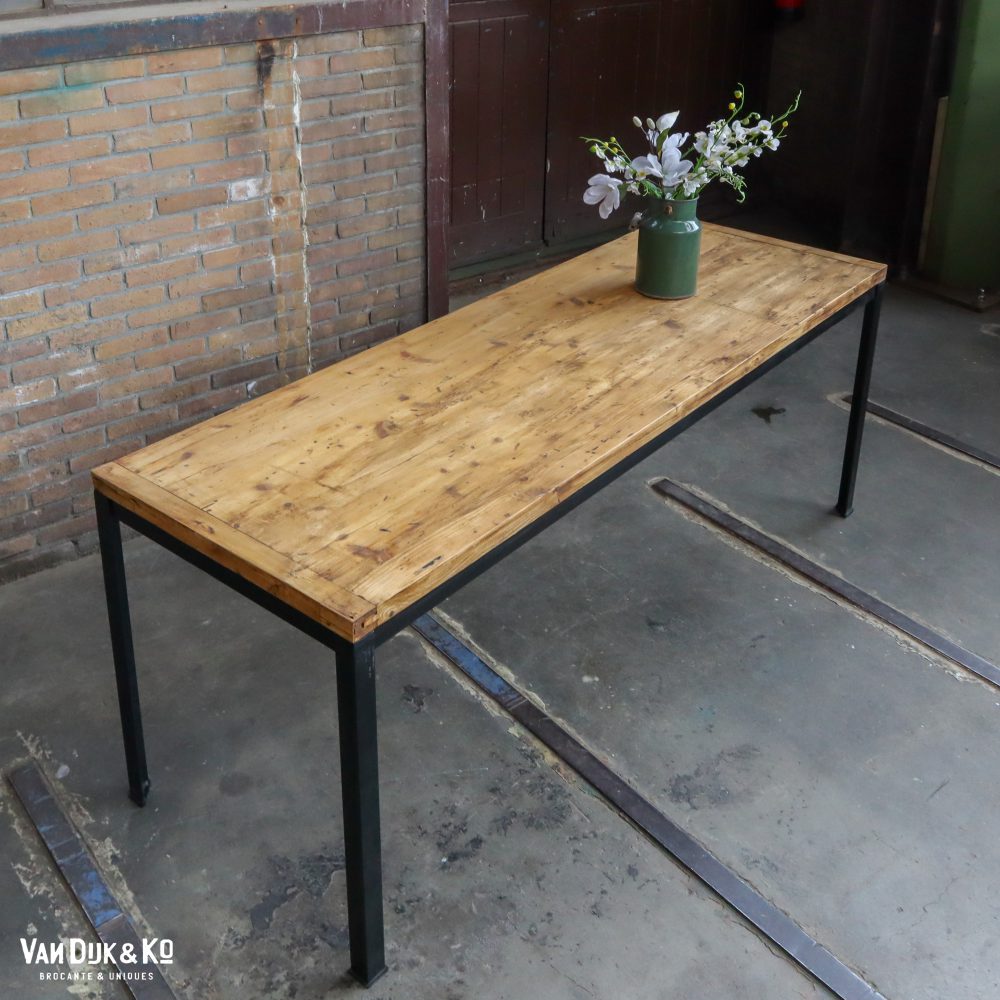 Tafel met zwart metalen frame