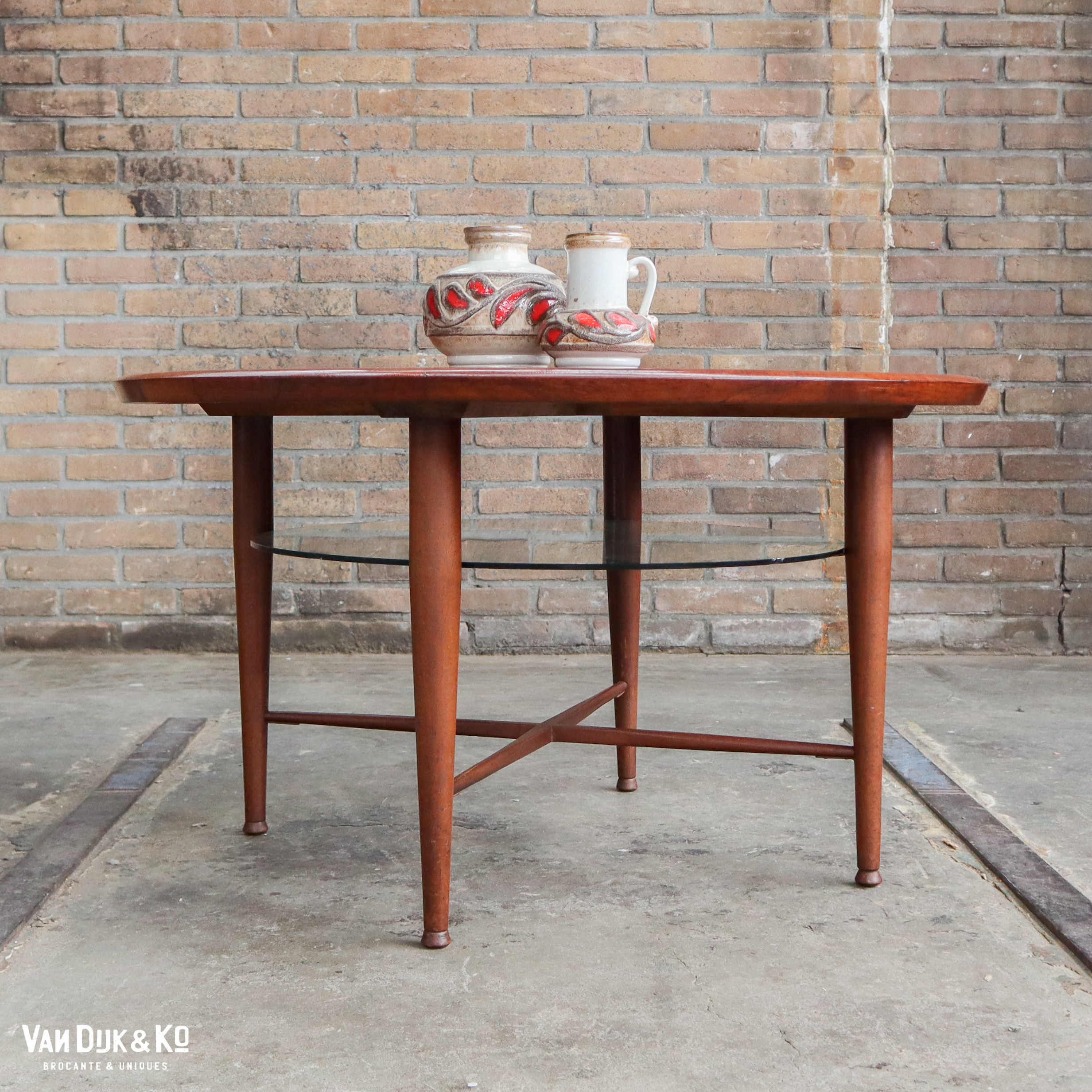 nauwkeurig rechter magnifiek Vintage ronde salontafel » Van Dijk & Ko