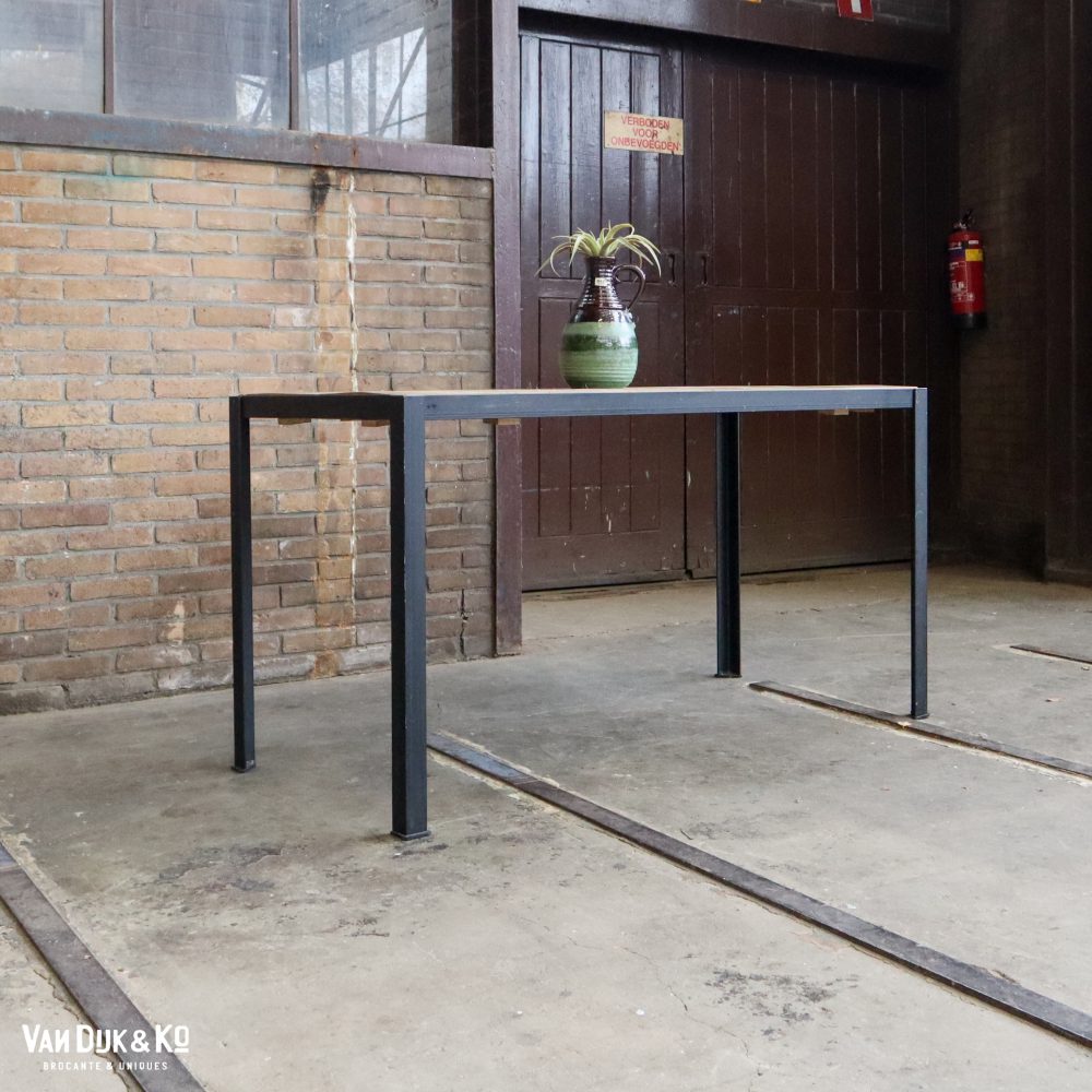 Kleine tafel met zwart metalen frame