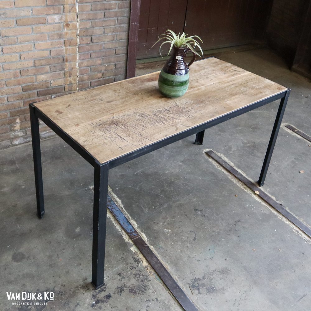 Kleine tafel met zwart metalen frame