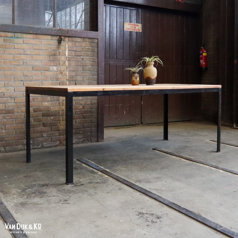 Tafel met zwart metalen frame