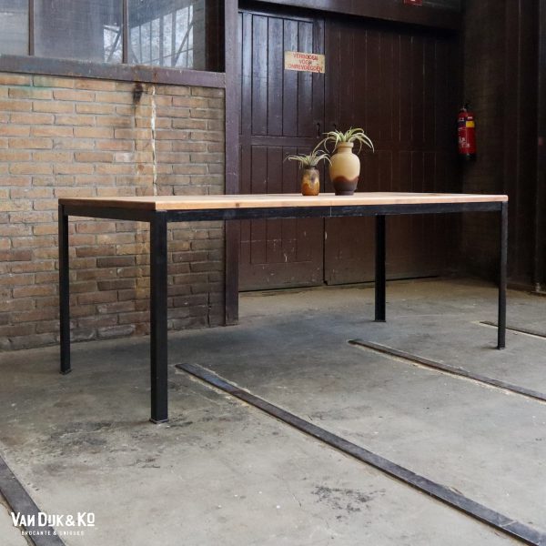 Tafel met zwart metalen frame