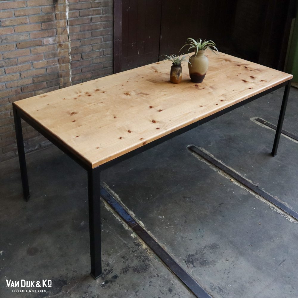 Tafel met zwart metalen frame