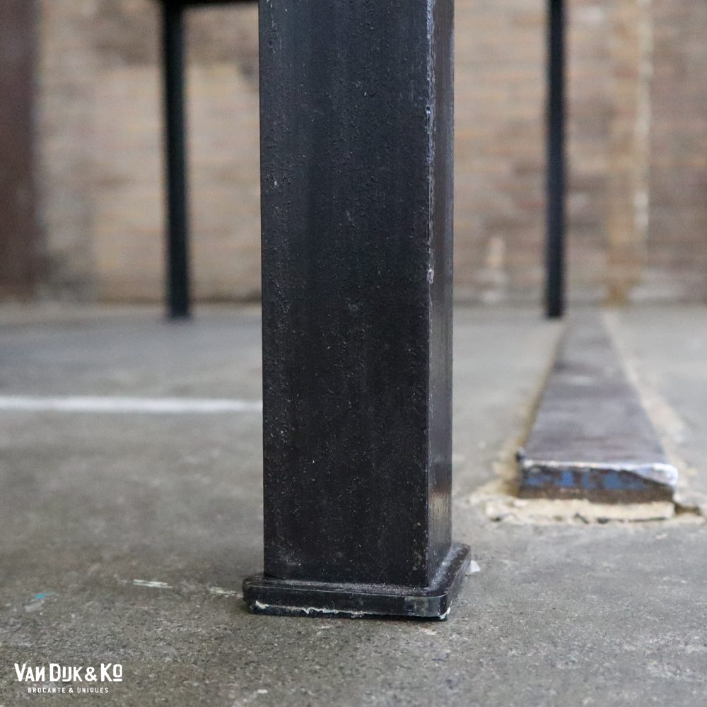Tafel met zwart metalen frame - Afbeelding 7