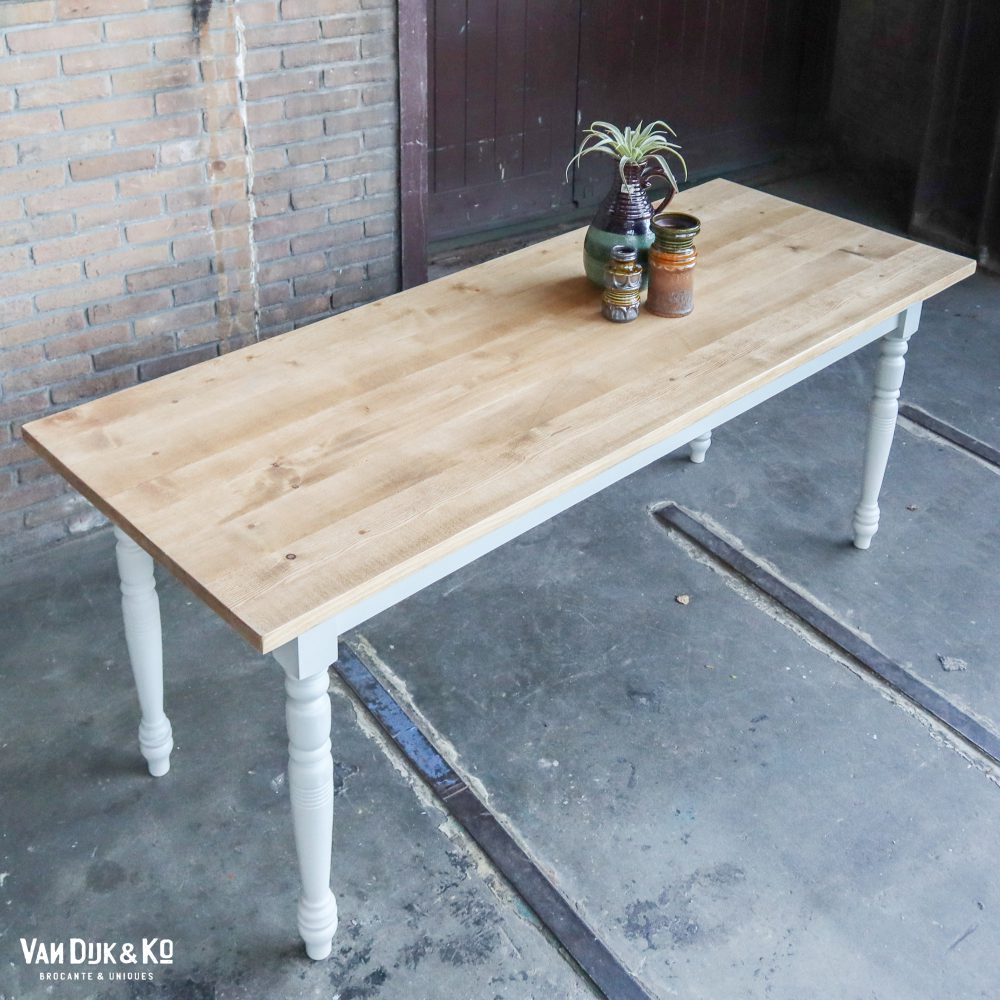 Landelijke houten tafel
