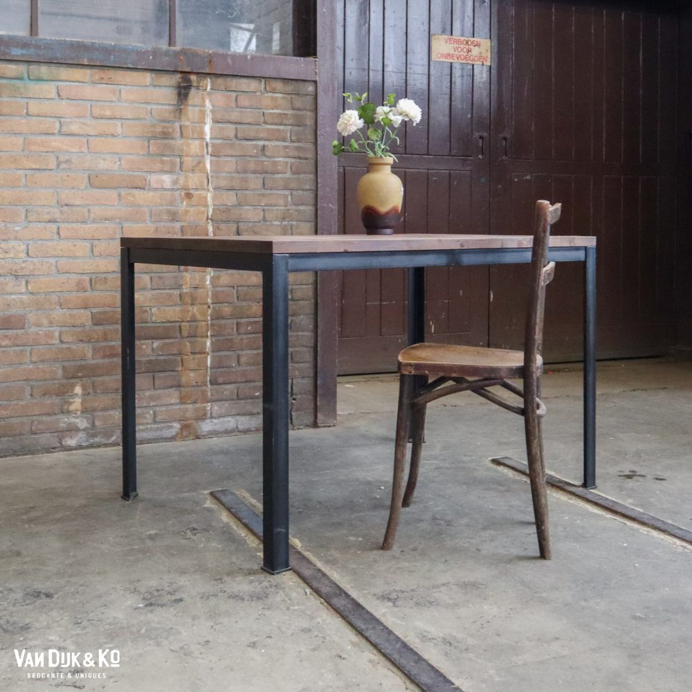 Kleine tafel met zwart metalen frame