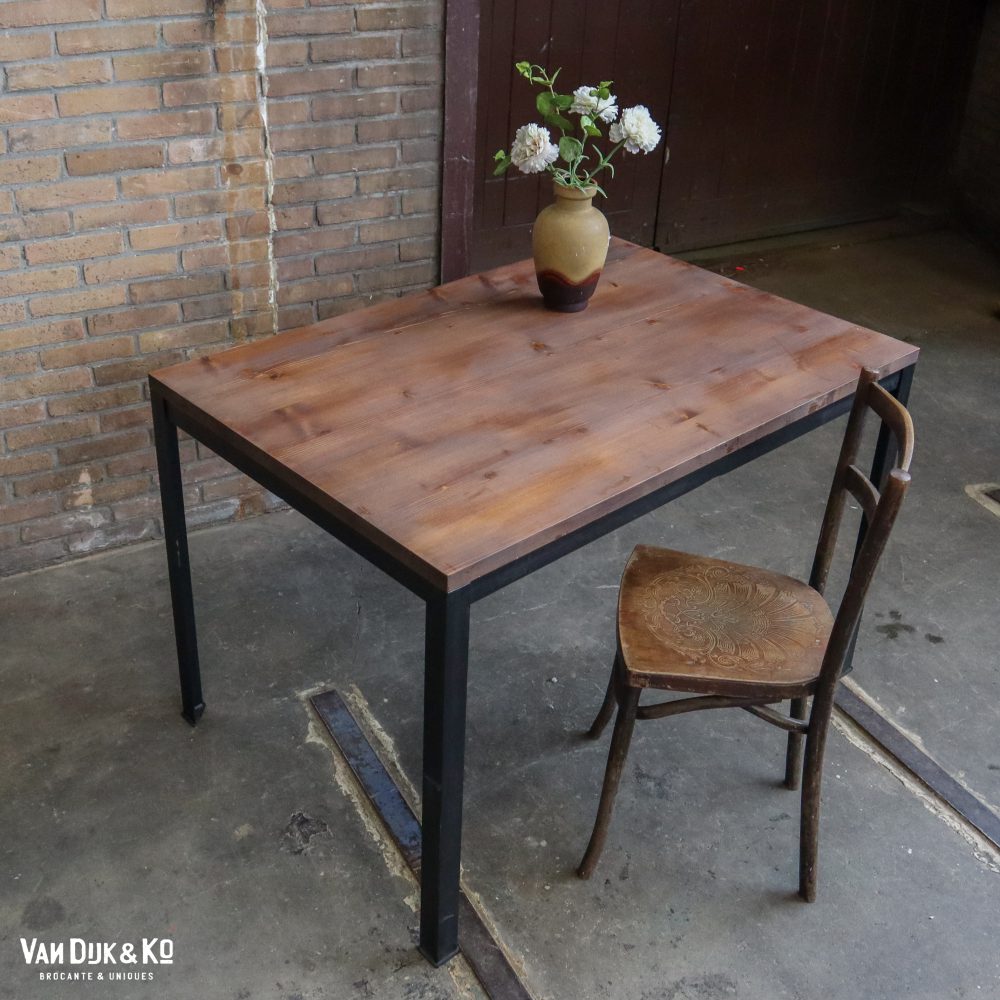 Kleine tafel met zwart metalen frame