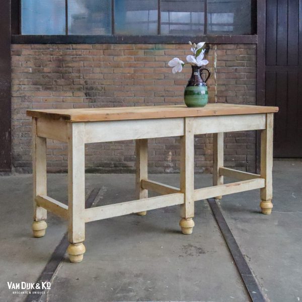 Robuuste houten tafel