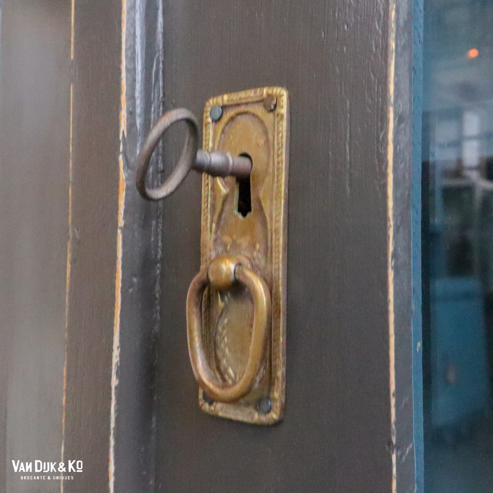 Donkergrijze vitrinekast met blauwe binnenkant - Afbeelding 11