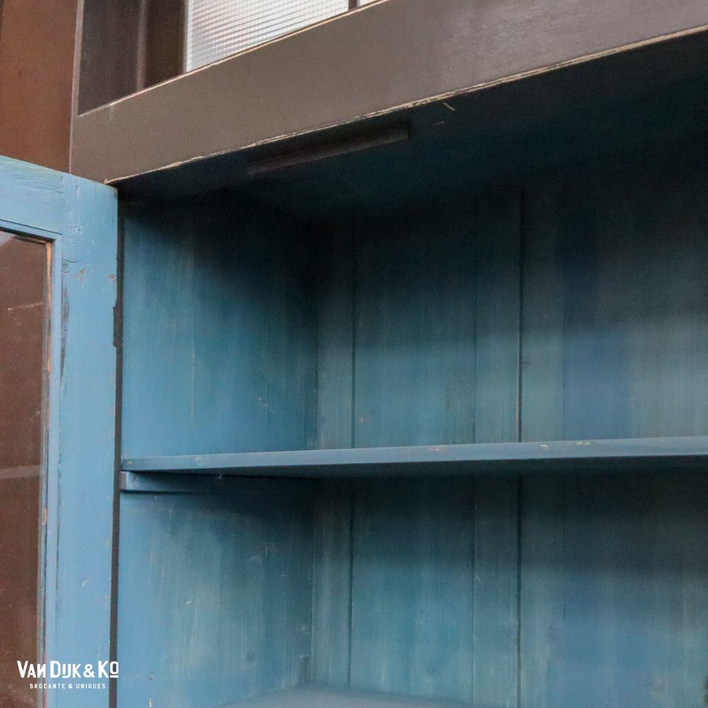 Donkergrijze vitrinekast met blauwe binnenkant - Afbeelding 4