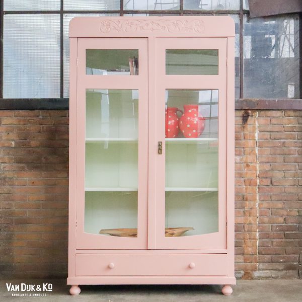 Roze vitrinekast met witte binnenkant