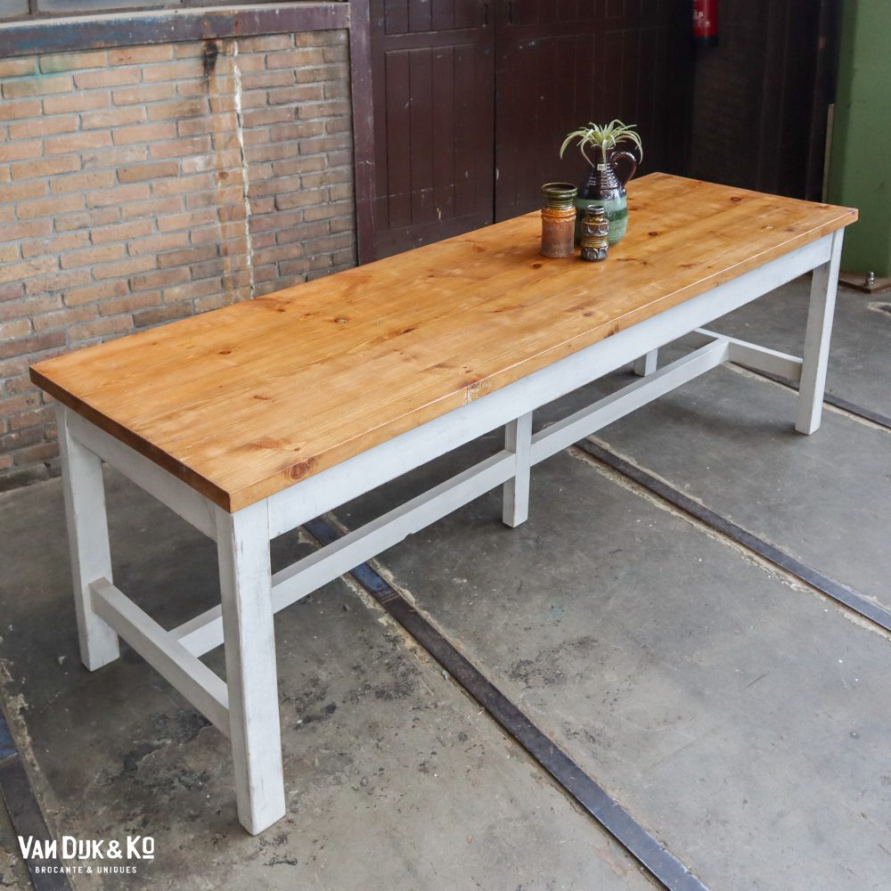 Robuuste houten tafel