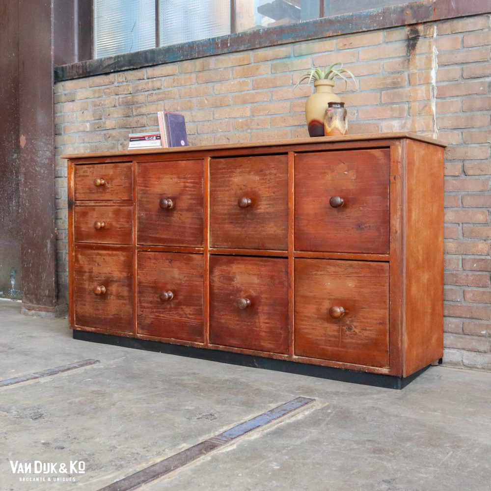 Brocante dressoir met lades