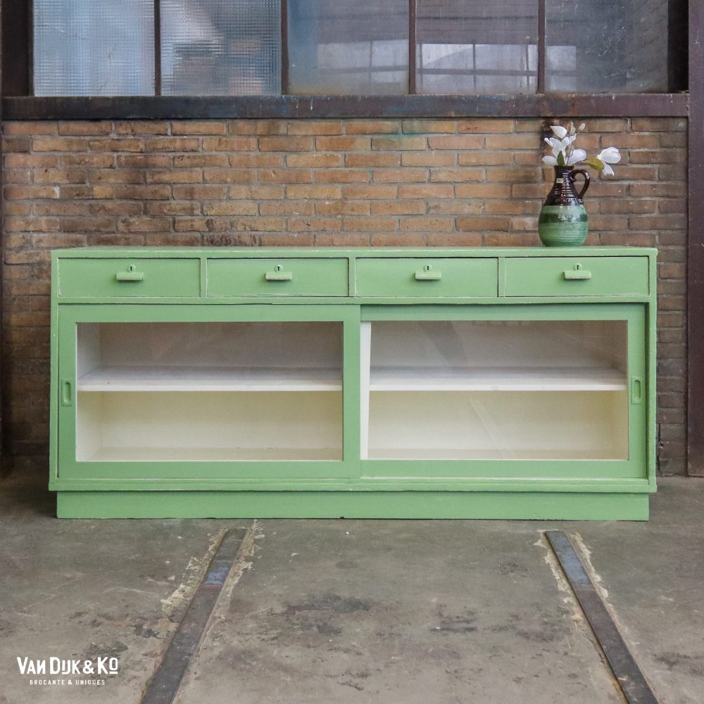 Brocante dressoir met schuifdeuren