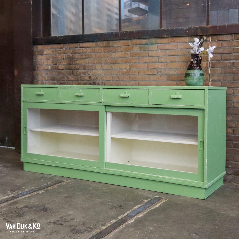 Brocante dressoir met schuifdeuren