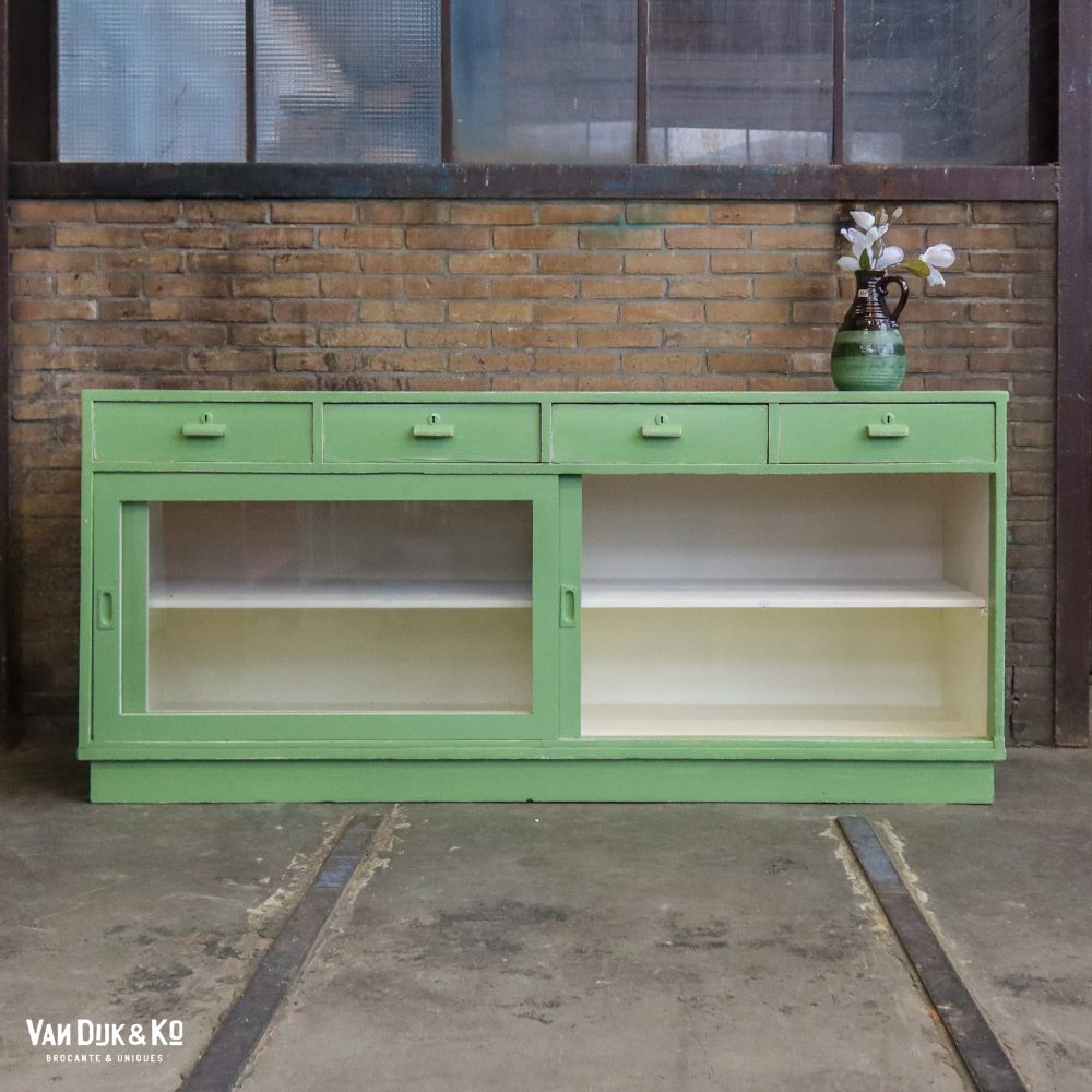 Brocante dressoir met schuifdeuren