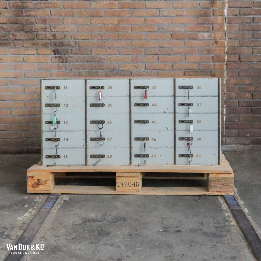 Vintage lockerkast met 20 deurtjes